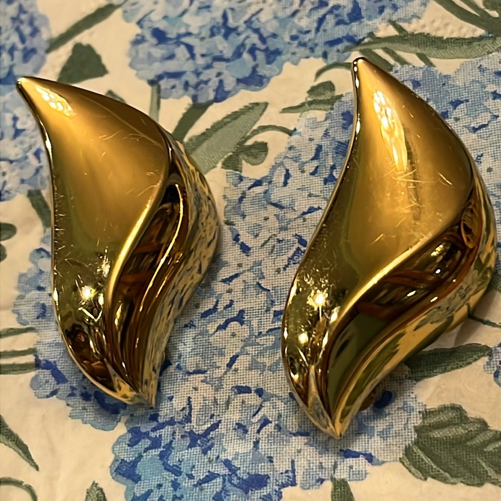 Dior 18K GOLD PLATED STAMPED SCULPTURAL EARRINGS - Picture 10 of 17